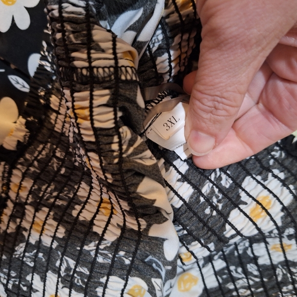 Floral Black and White Daisy Shorts Skirt Plus Sized - Picture 3 of 5